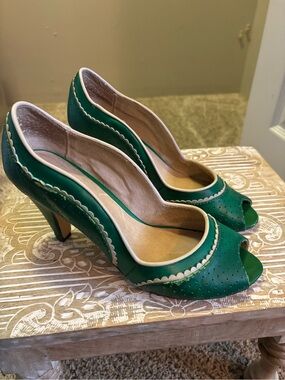 chelsea crew Green Peep-Toe Scalloped Mid Heels with Cream Trim